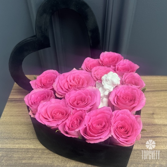 Композиция из 15 розовых роз в форме сердца