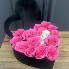 Композиция из 15 розовых роз в форме сердца