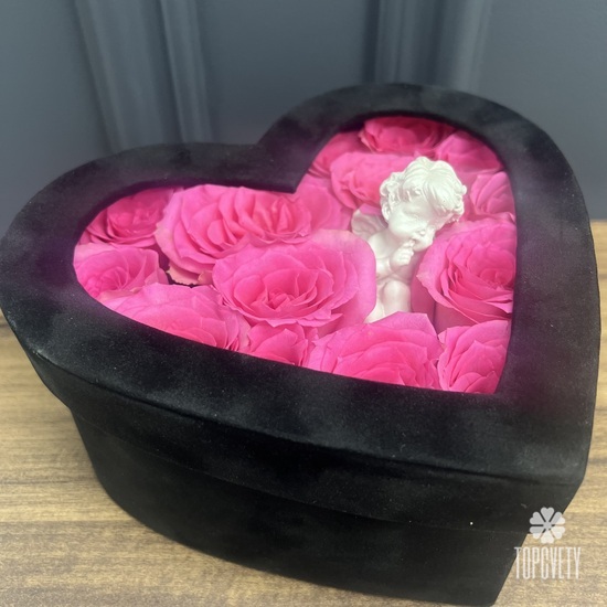 Композиция из 15 розовых роз в форме сердца