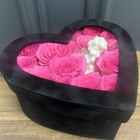 Композиция из 15 розовых роз в форме сердца