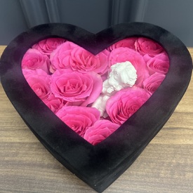 Композиция из 15 розовых роз в форме сердца