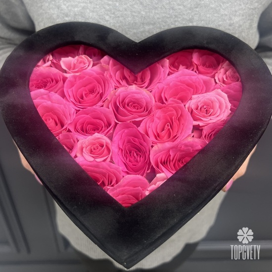 Композиция из 25 розовых роз в виде сердца