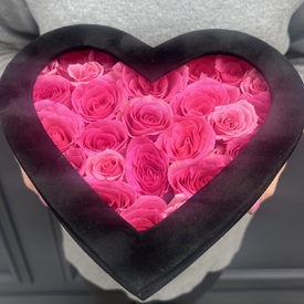 Композиция из 25 розовых роз в виде сердца