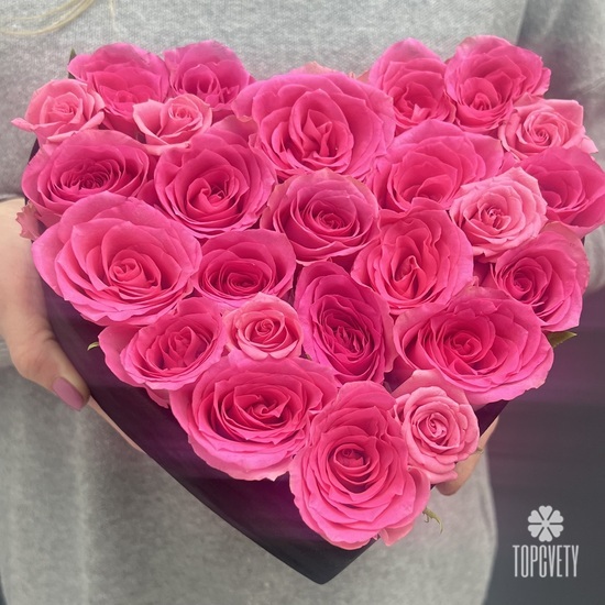 Композиция из 25 розовых роз в виде сердца