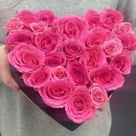 Композиция из 25 розовых роз в виде сердца