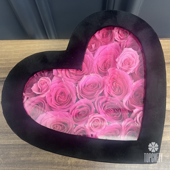 Композиция из 25 розовых роз в виде сердца