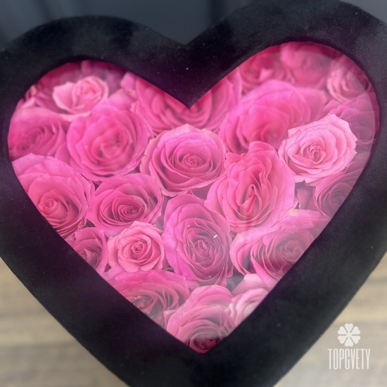 Композиция из 25 розовых роз в виде сердца