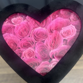 Композиция из 25 розовых роз в виде сердца