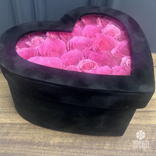 Композиция из 25 розовых роз в виде сердца