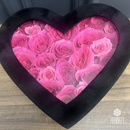 Композиция из 25 розовых роз в виде сердца