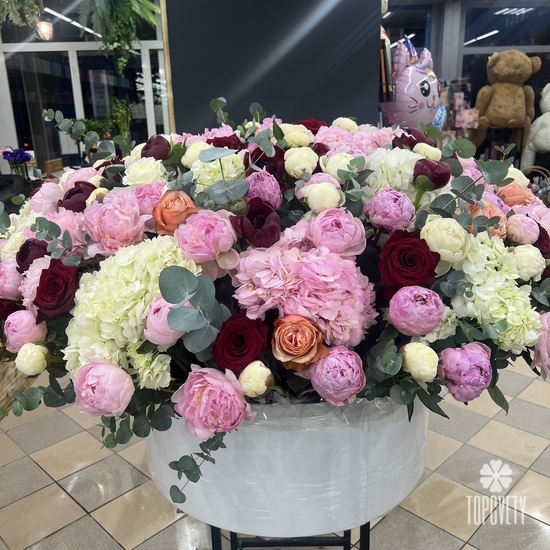 Букет из 151 пиона в коробке Феерия