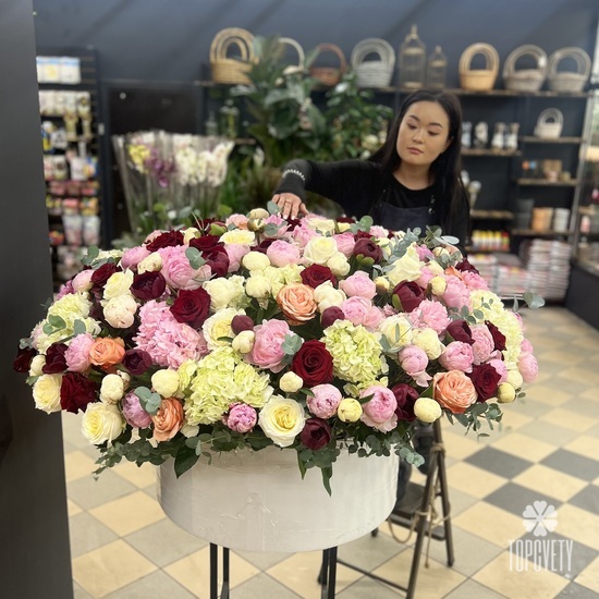 Букет из 151 пиона в коробке Феерия