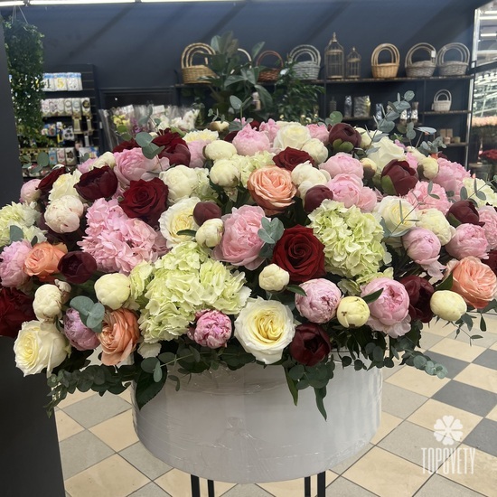 Букет из 151 пиона в коробке Феерия