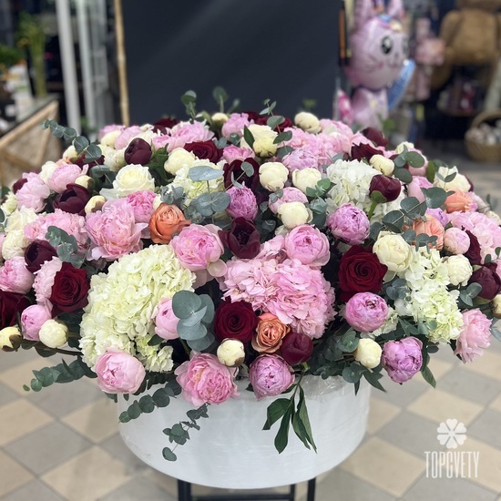 Букет из 151 пиона в коробке Феерия