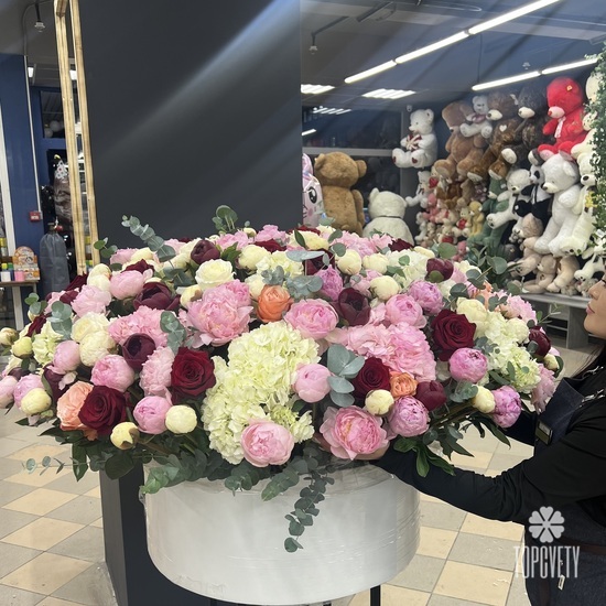 Букет из 151 пиона в коробке Феерия