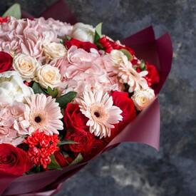 Букет из гортензий, роз и гербер