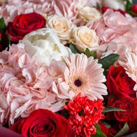 Букет из гортензий, роз и гербер