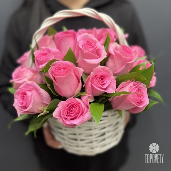 Композиция из 25 розовых роз в корзине