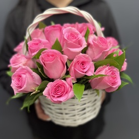 Композиция из 25 розовых роз в корзине