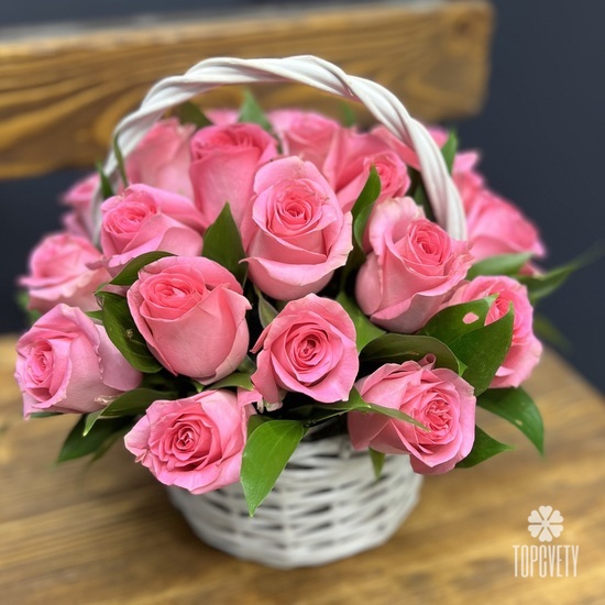 Композиция из 25 розовых роз в корзине