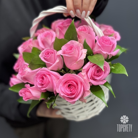Композиция из 25 розовых роз в корзине