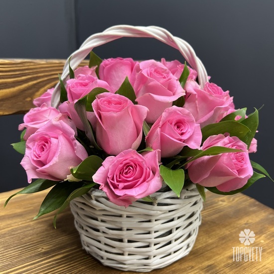 Композиция из 25 розовых роз в корзине