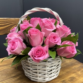 Композиция из 25 розовых роз в корзине