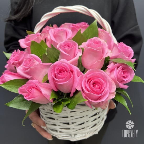 Композиция из 25 розовых роз в корзине
