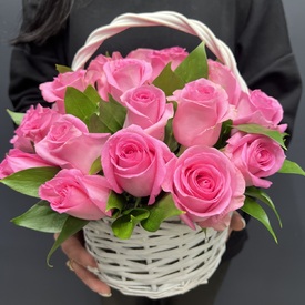 Композиция из 25 розовых роз в корзине