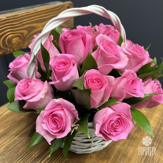 Композиция из 25 розовых роз в корзине