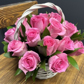 Композиция из 25 розовых роз в корзине