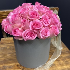 Композиция из 45 розовых роз в коробке