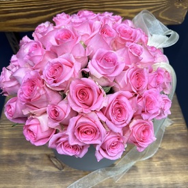 Композиция из 45 розовых роз в коробке