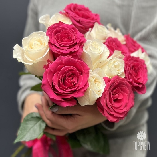 Букет из 15 розовых и белых роз 50см