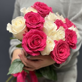 Букет из 15 розовых и белых роз 50см