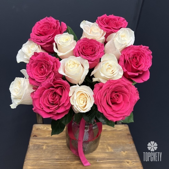 Букет из 15 розовых и белых роз 50см