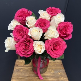 Букет из 15 розовых и белых роз 50см