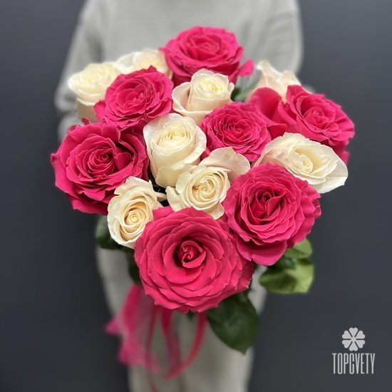 Букет из 15 розовых и белых роз 50см