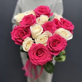 Букет из 15 розовых и белых роз 50см