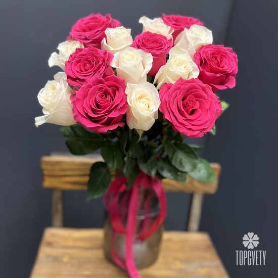 Букет из 15 розовых и белых роз 50см