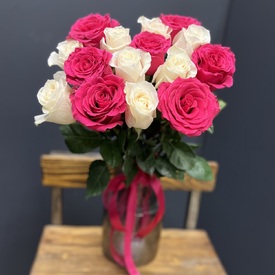 Букет из 15 розовых и белых роз 50см