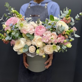 Композиция из ранункулюсов в коробке