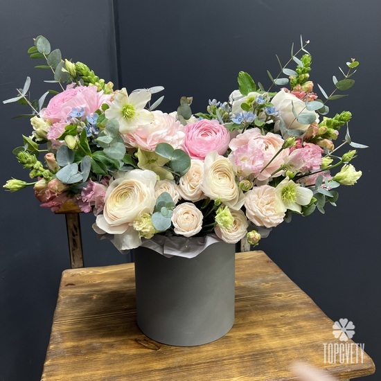 Композиция из ранункулюсов в коробке