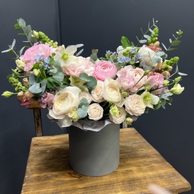 Композиция из ранункулюсов в коробке