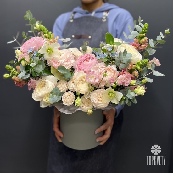 Композиция из ранункулюсов в коробке