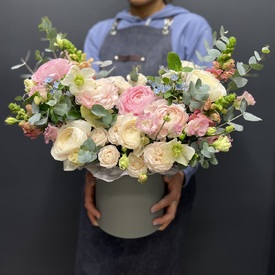 Композиция из ранункулюсов в коробке