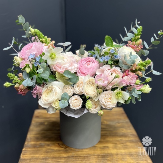 Композиция из ранункулюсов в коробке