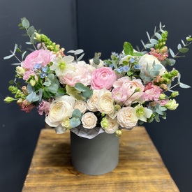 Композиция из ранункулюсов в коробке