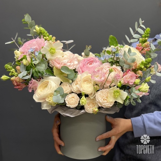 Композиция из ранункулюсов в коробке