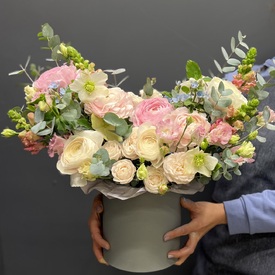 Композиция из ранункулюсов в коробке